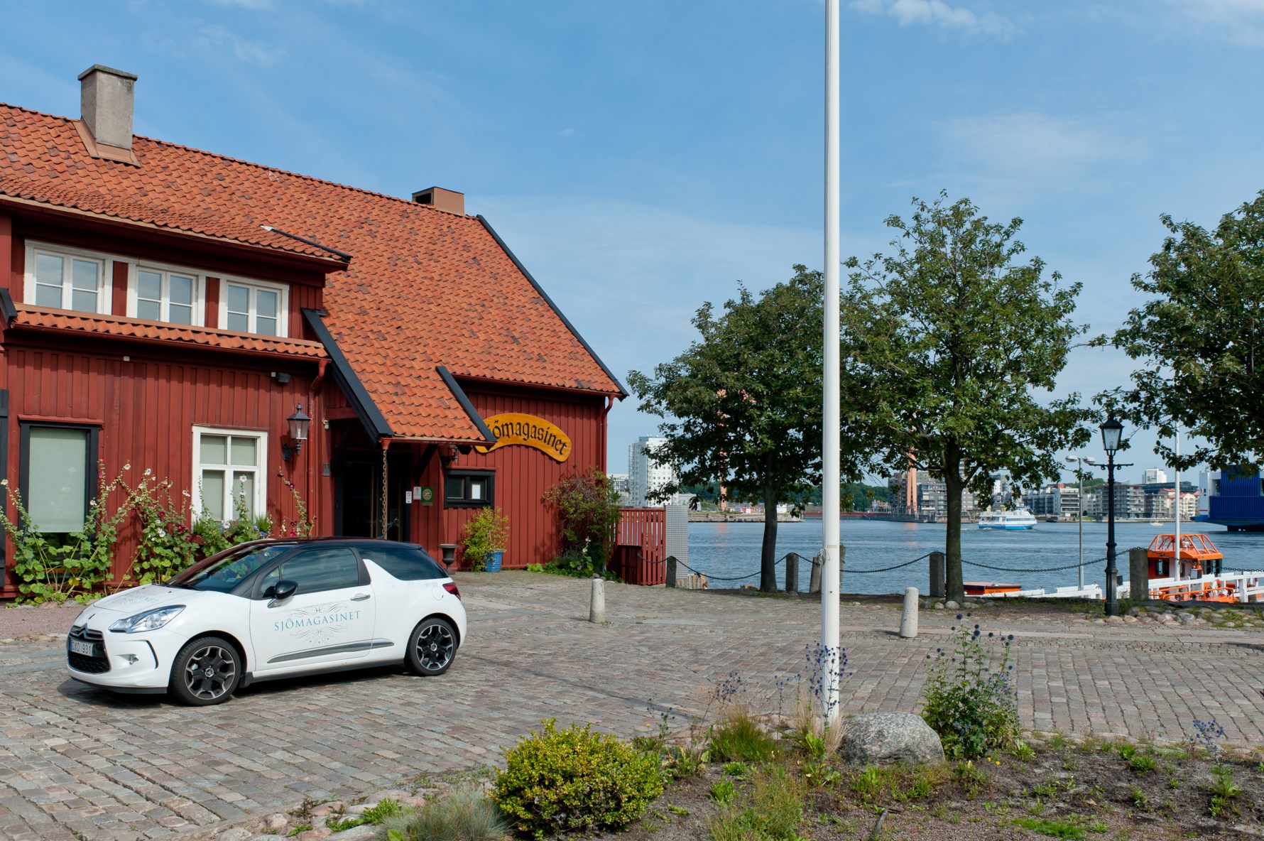Med Sjömagasinet som  granne