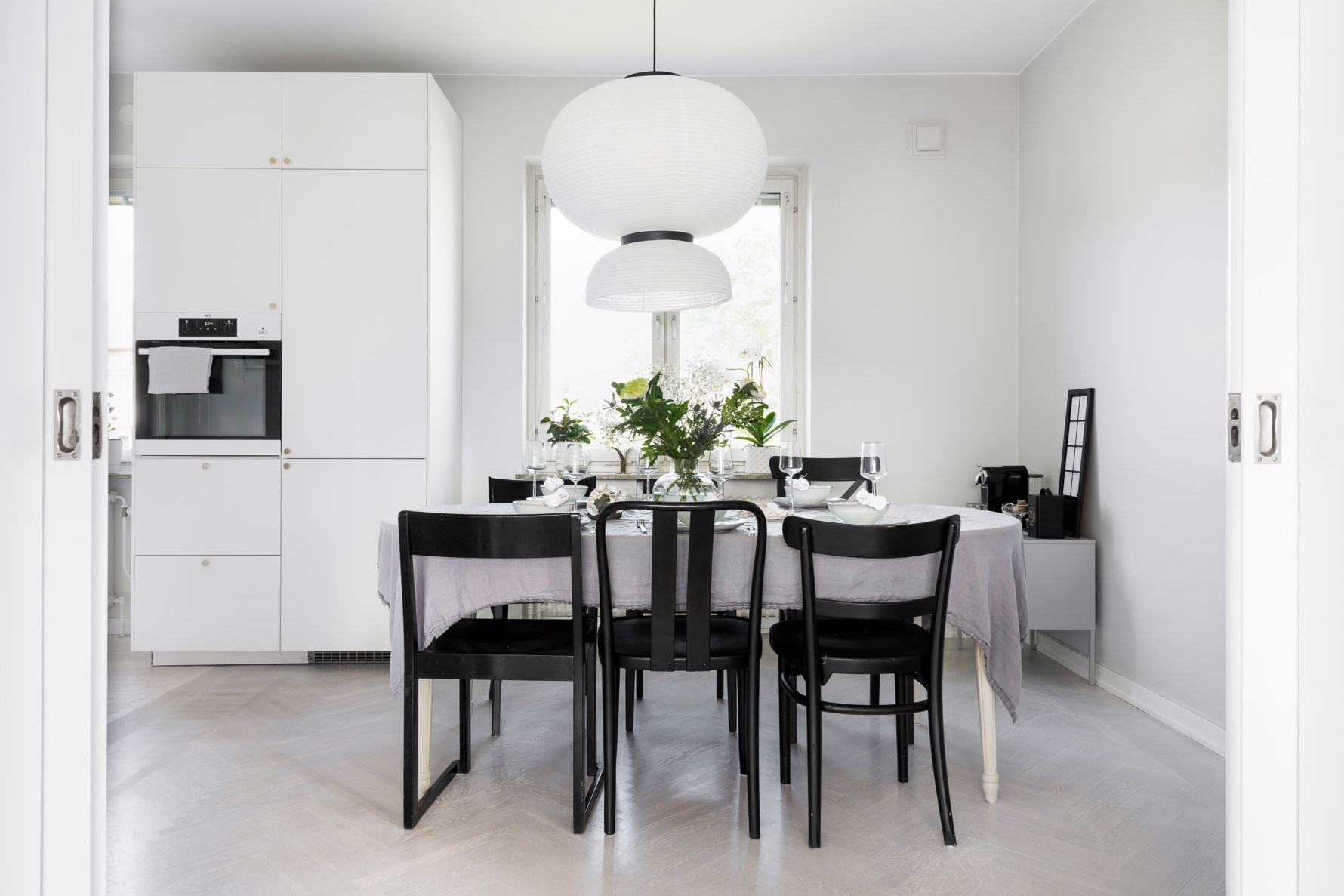 Till vänster ser ni en pyrolysugn och integrerad kyl/frys