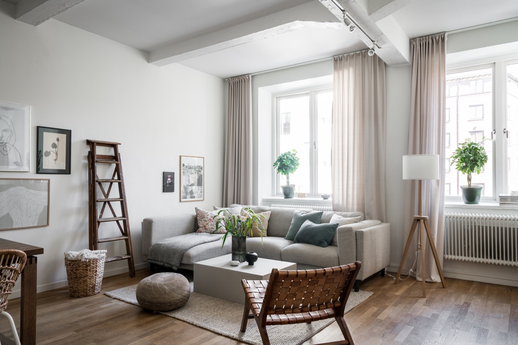 Den generösa takhöjden och öppna planlösningen väver ihop bostaden perfekt