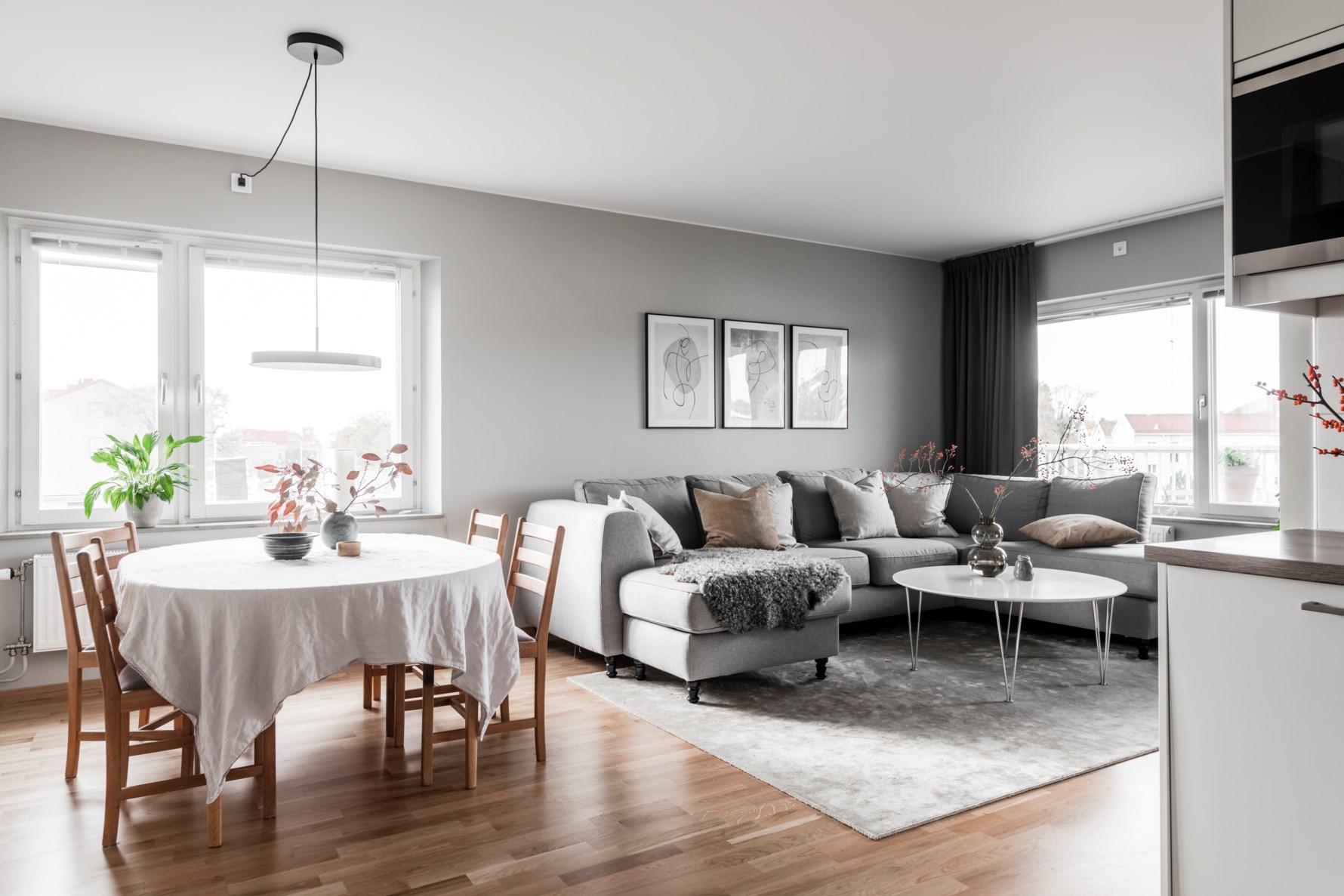 Fönster i två väderstreck bidrar till rikligt med ljusinsläpp