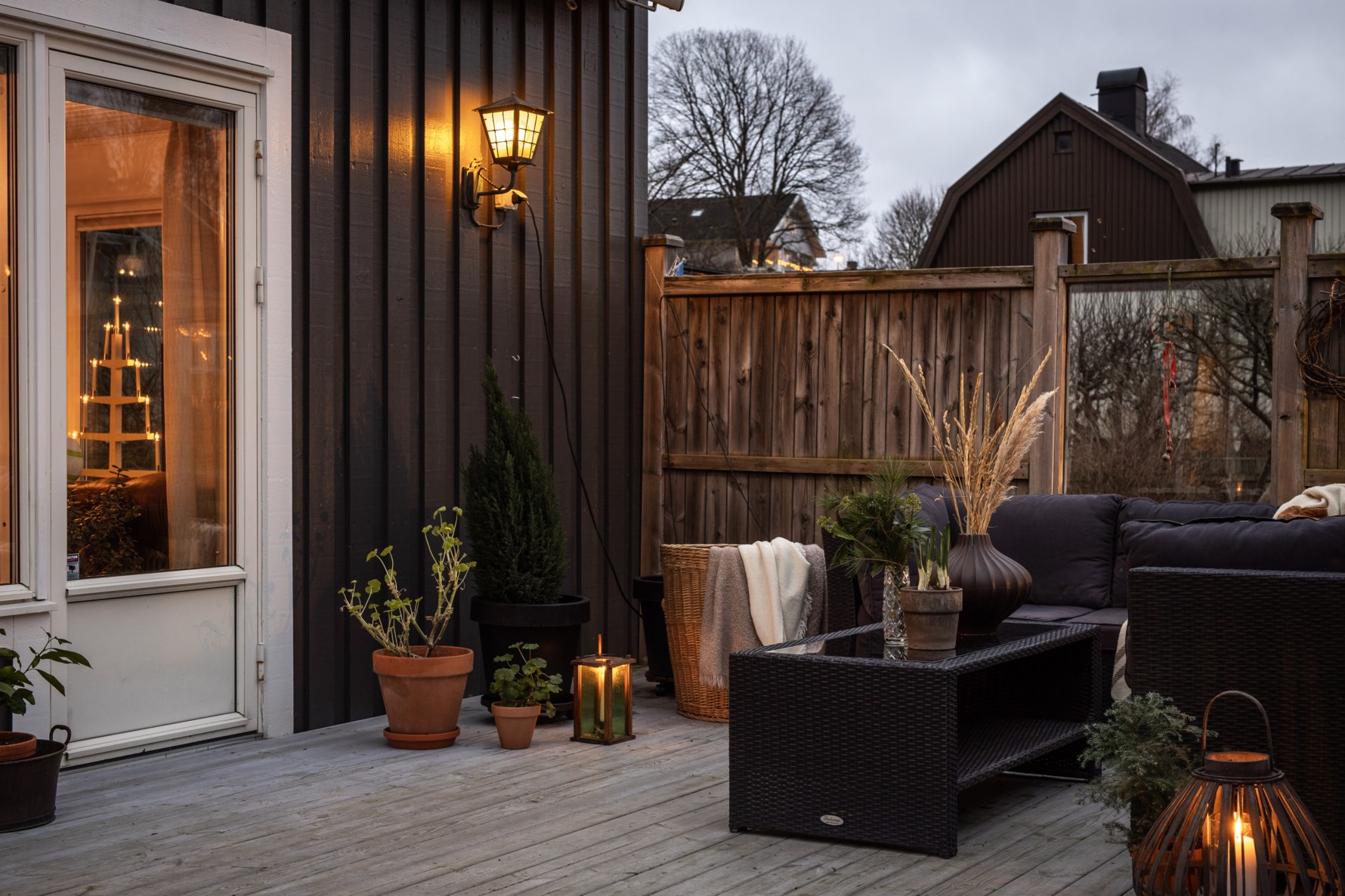 En stor altan med både dags- och kvällsol