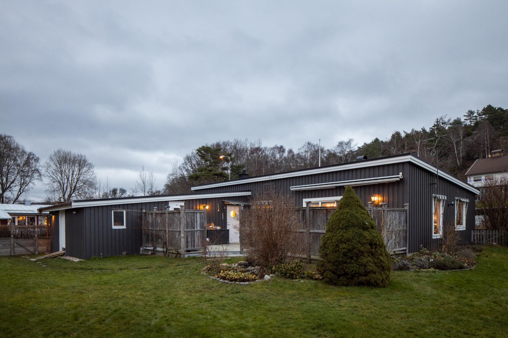 Skyddad baksida i soldränkt läge