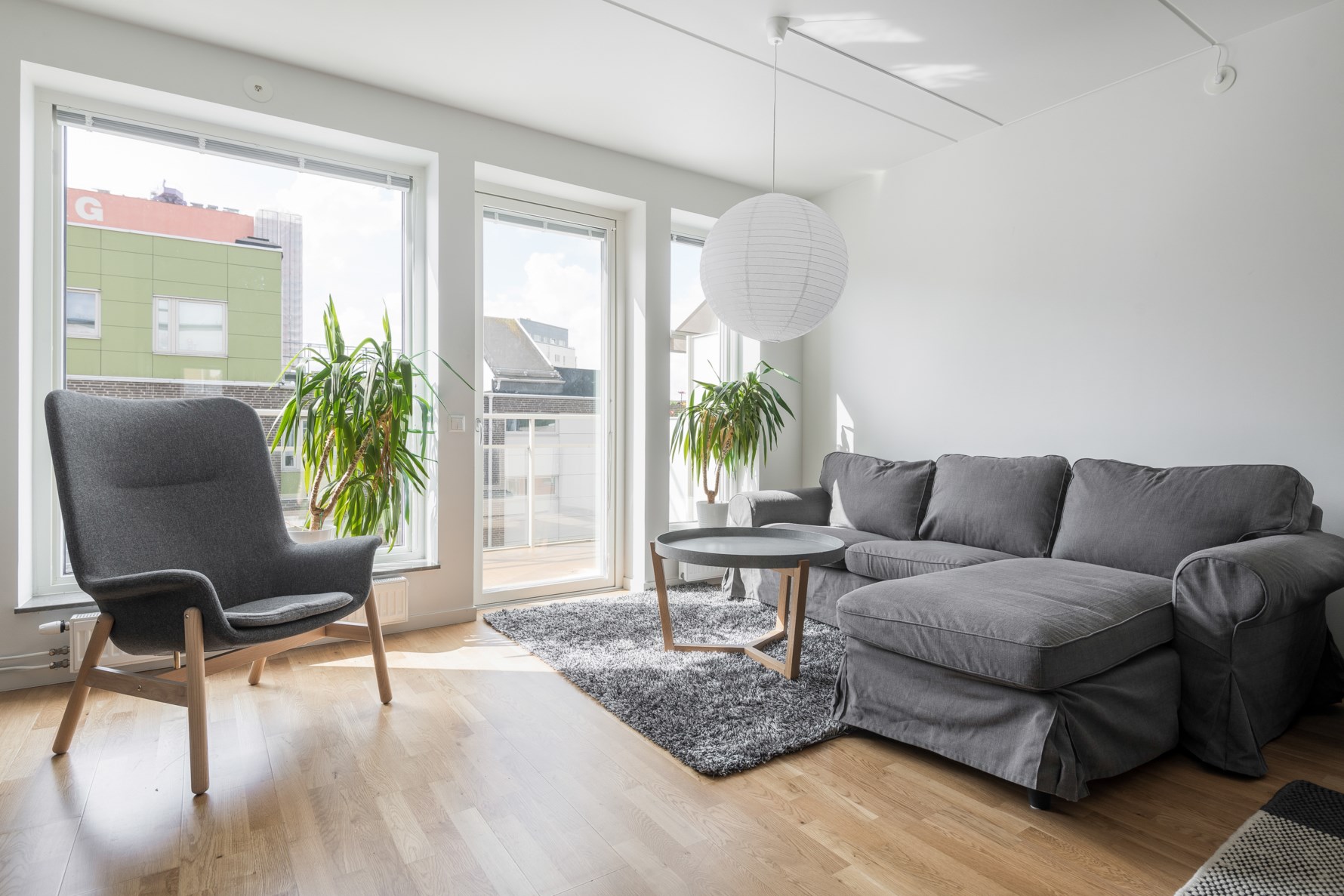 Stora fönster ger rikligt ljusinsläpp