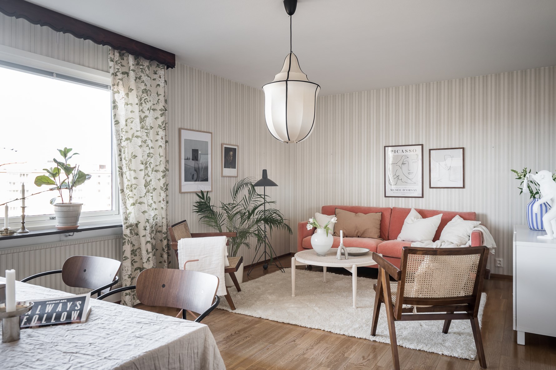 Lägenheten präglas av väl tilltagna ytor och stora fönsterpartier