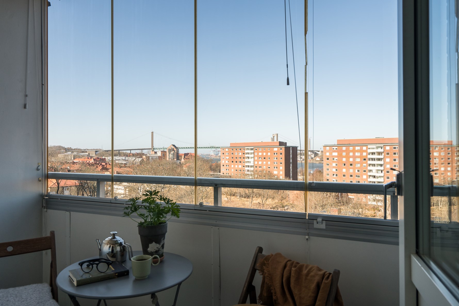 Morgonkaffet avnjuts bäst på den inglasade balkongen
