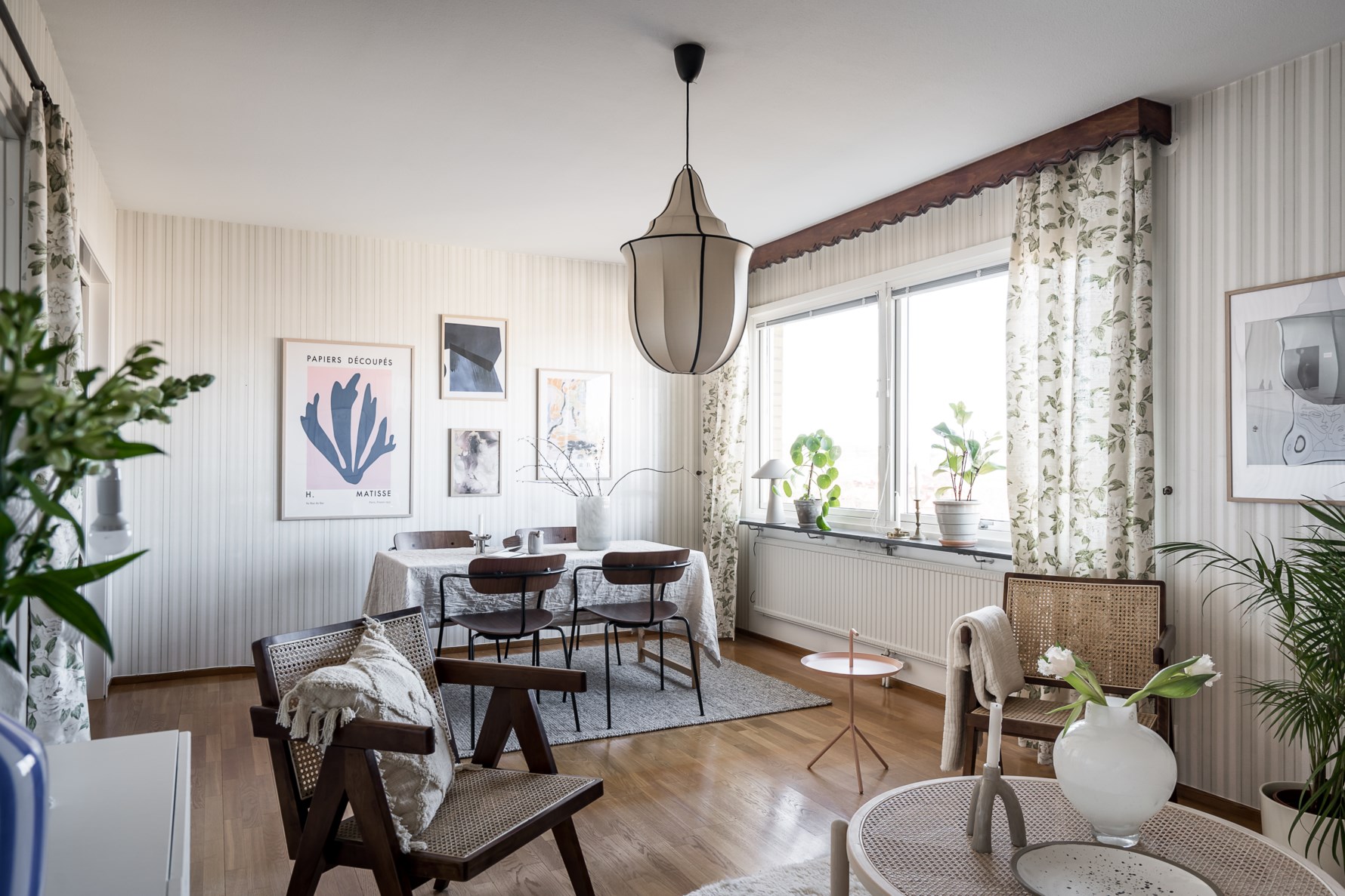 Social planlösning med plats för både ett stort matbord och en större soffgrupp i vardagsrummet
