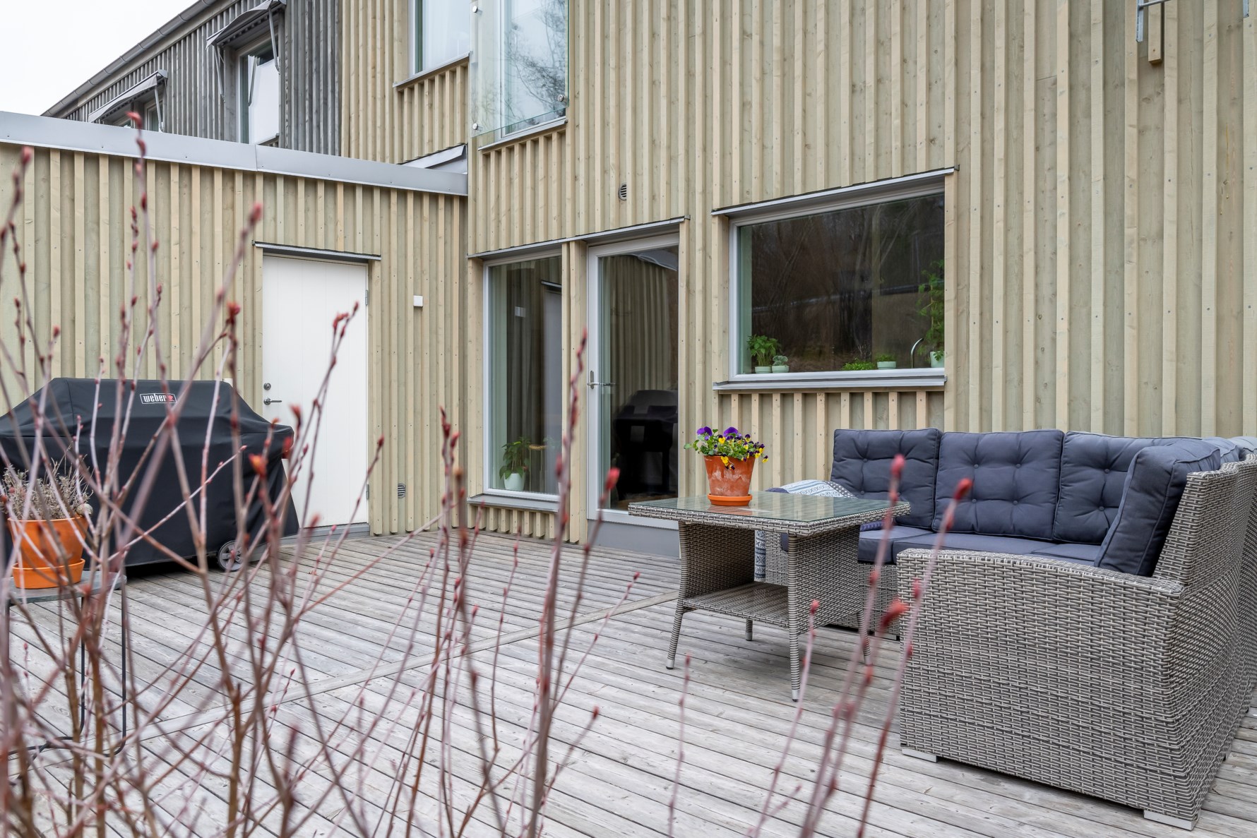 Rymlig terrass i direkt anslutning till köket skapar en given matplats under hela sommarhalvåret