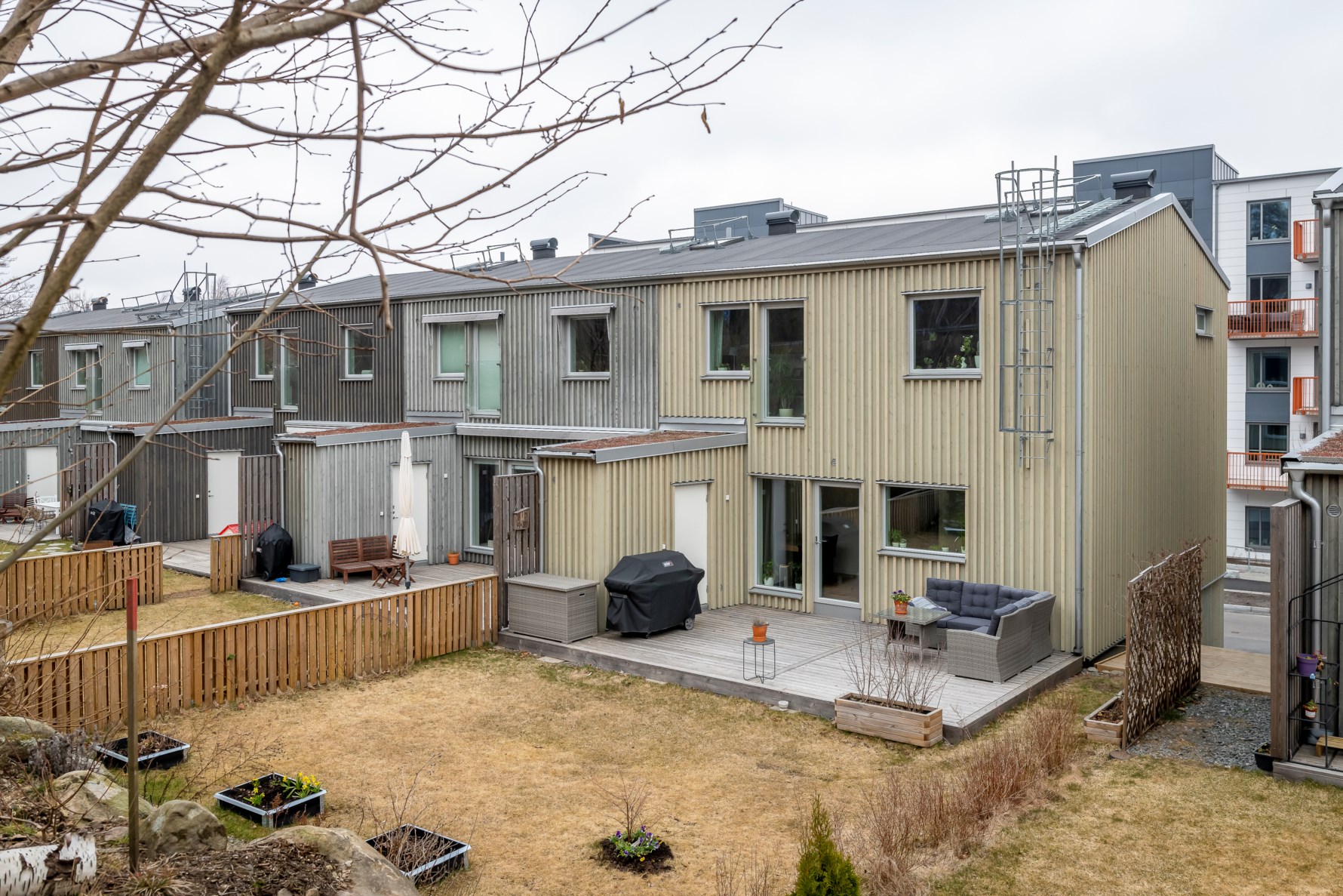 En rymlig trädgård och en terrass i söderläge