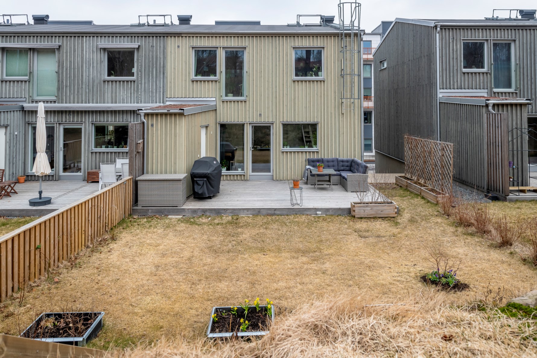 En stor men lättskött trädgård som lämpar sig utmärkt för allt från kubb till fotbollsmatcher