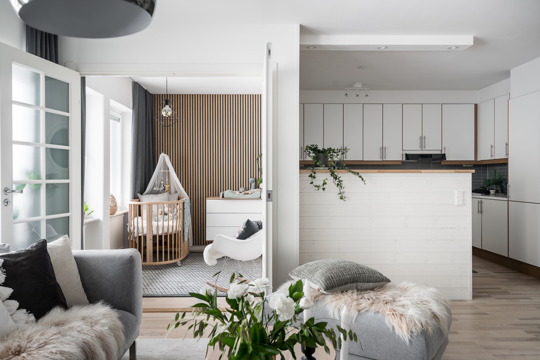 Vackra pardörrar som leder in till det mindre av sovrummen
