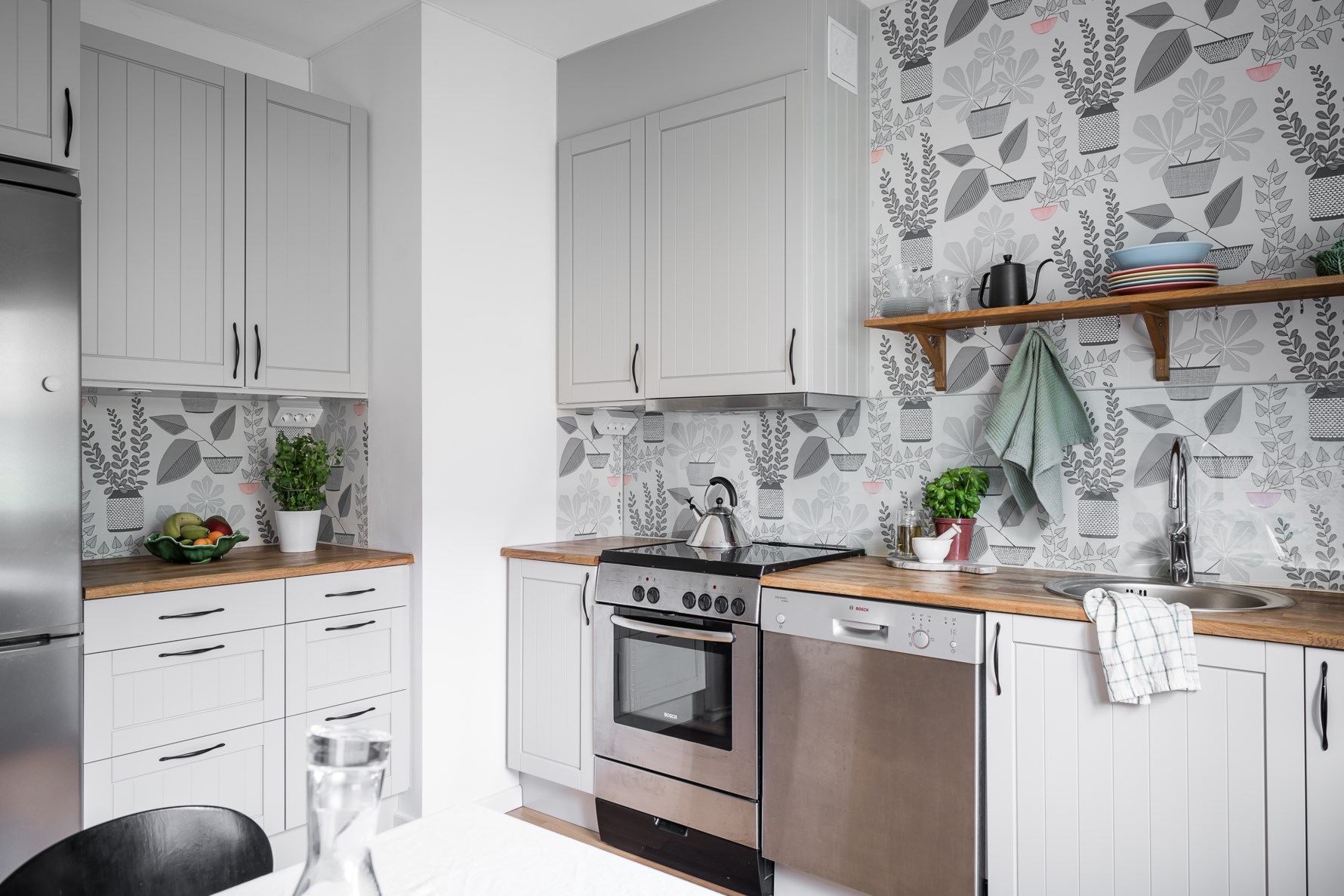 Goda förvaringsmöjligheter och mycket arbetsyta!