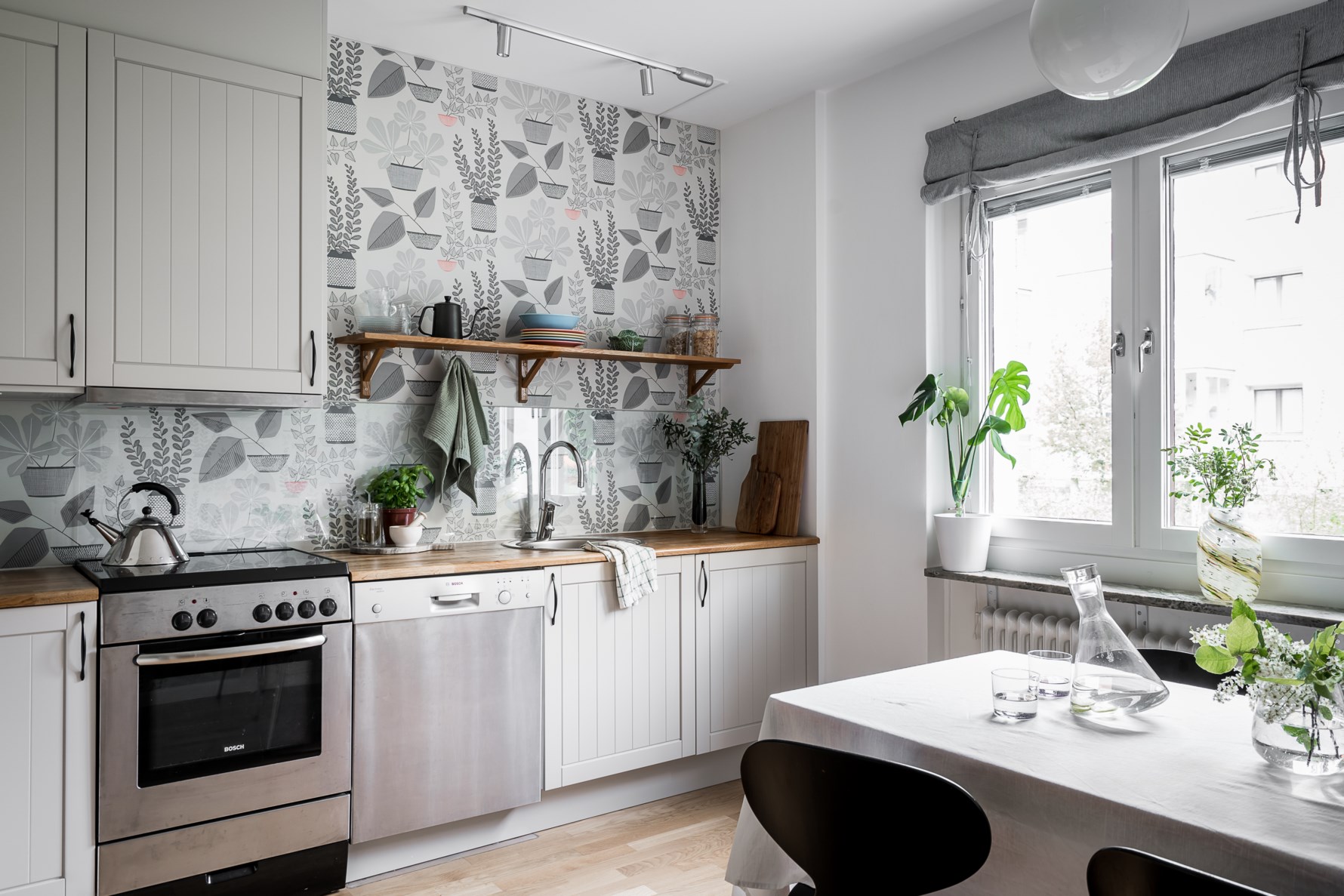 Stort fönster som bidrar med naturligt ljus