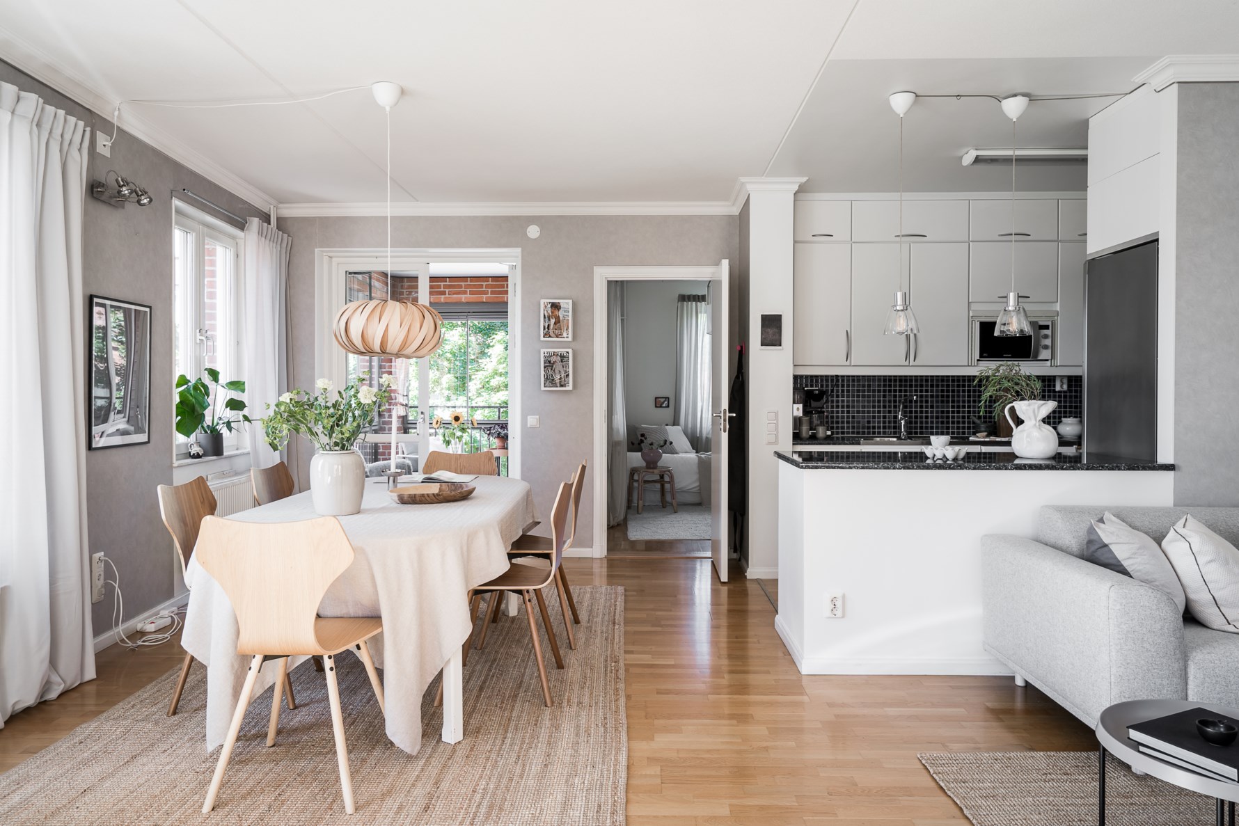 Öppen planlösning mellan kök och vardagsrum