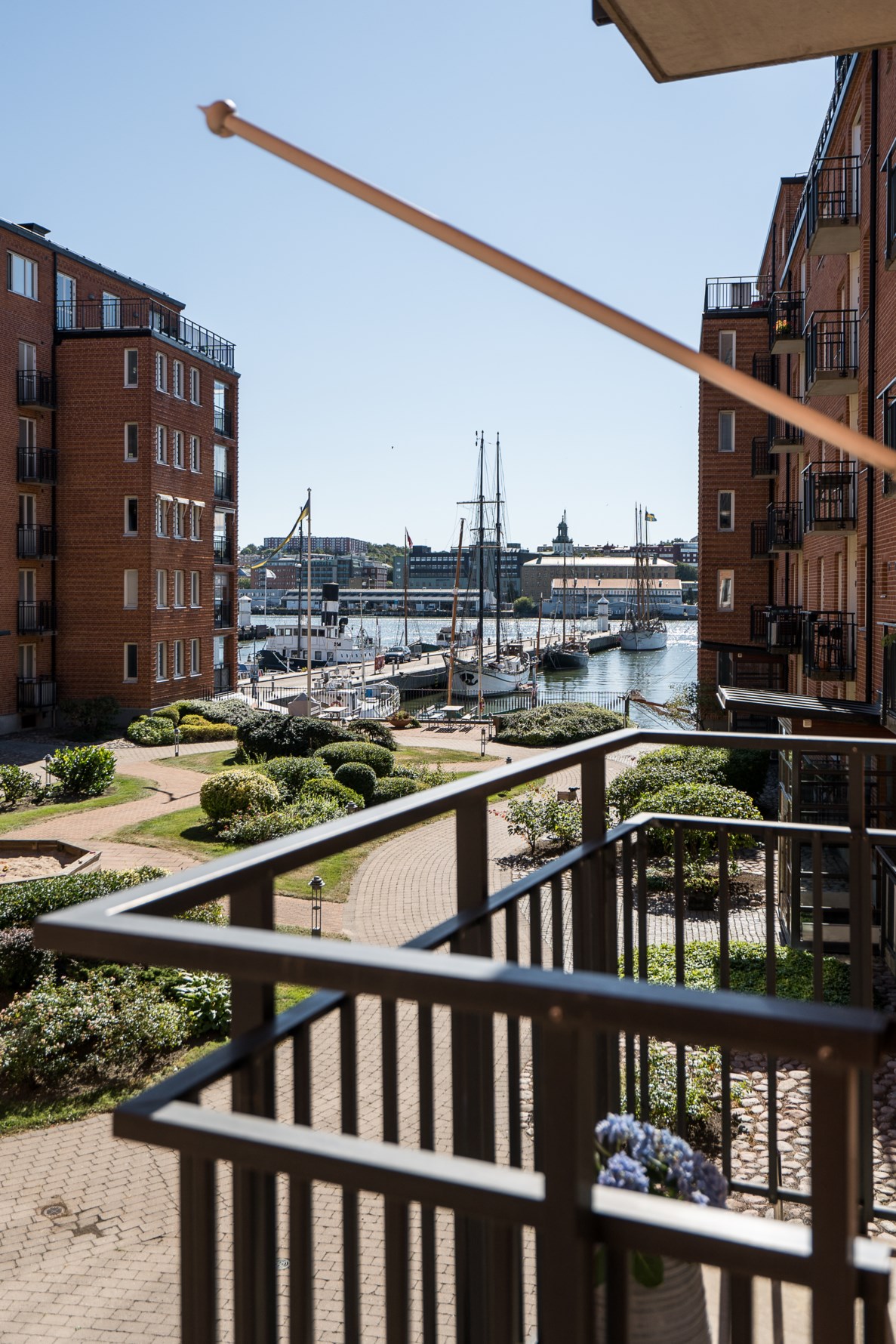 Njut av denna ljuvliga utsikt från en av två balkonger