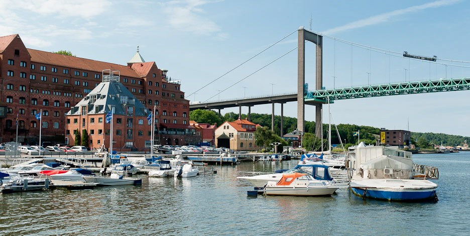 Ett stenkast från bostaden återfinns Klippan och röda sten