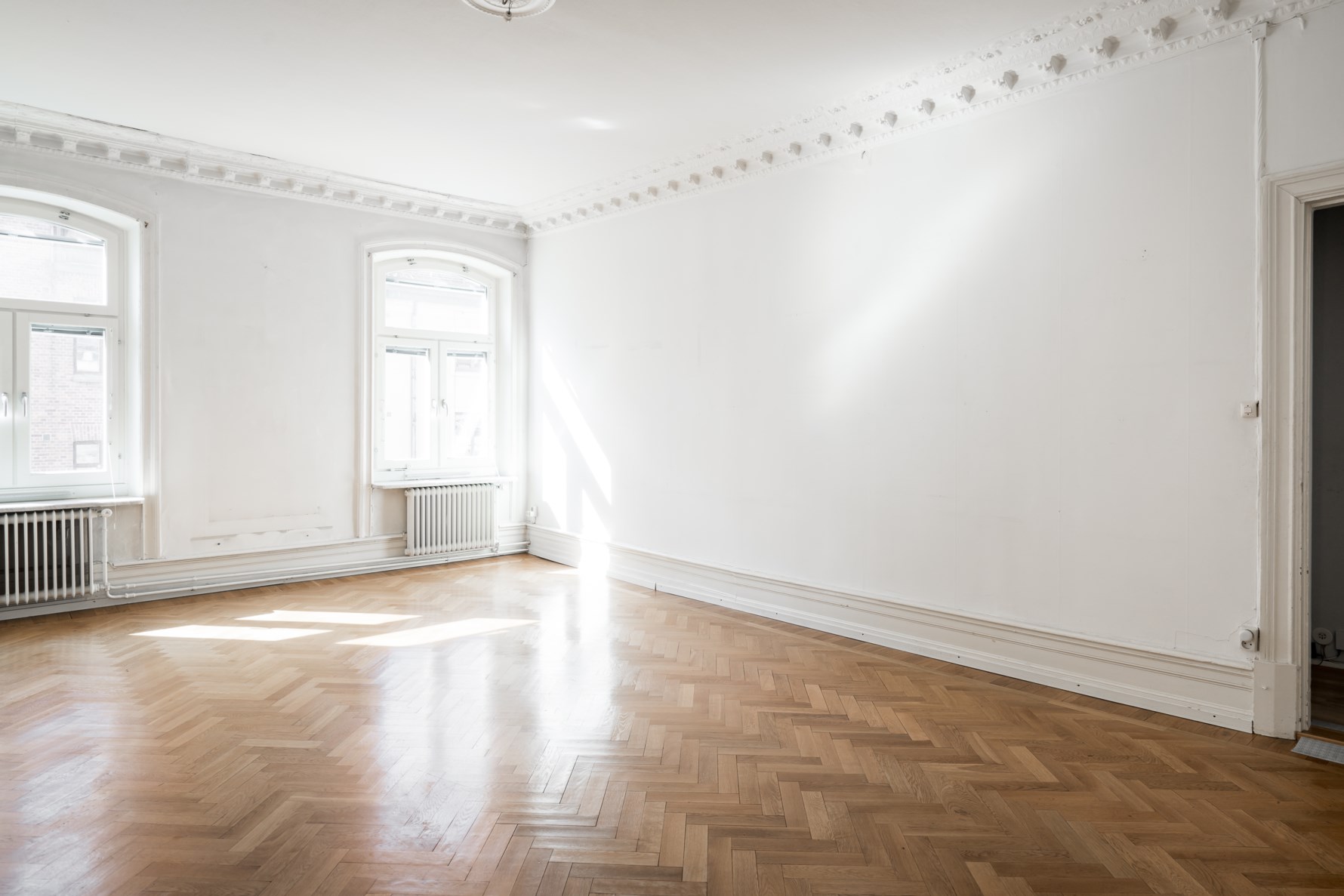 Bostaden under har öppnat upp mellan kök och vardagsrum vilket skapar en mycket öppen och social pla