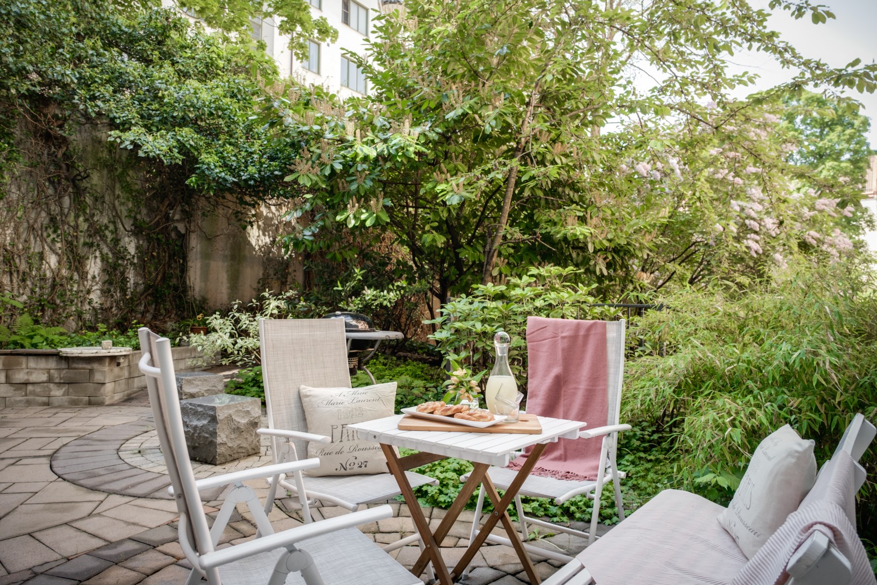 Föreningens gemensamma uteplats med direkt närhet till bostaden