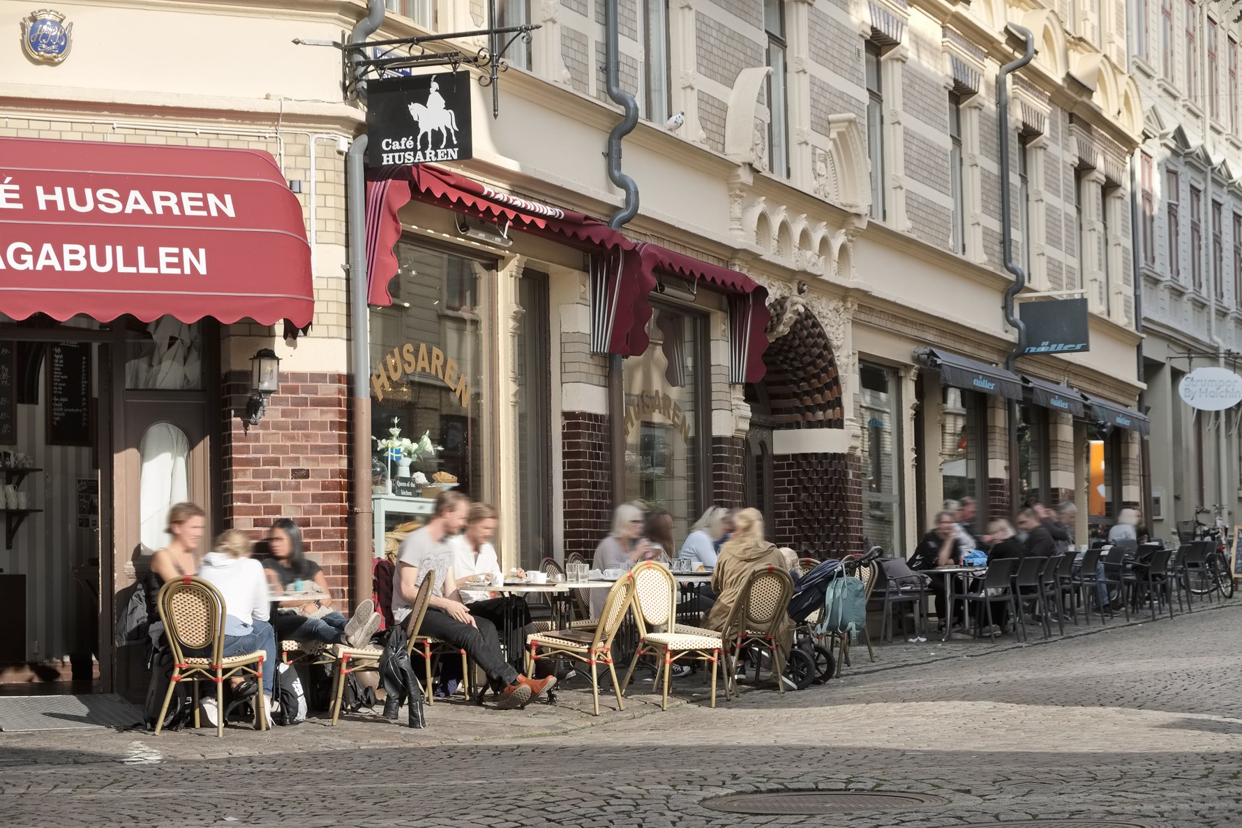 Hagas mysiga kaféer utanför porten