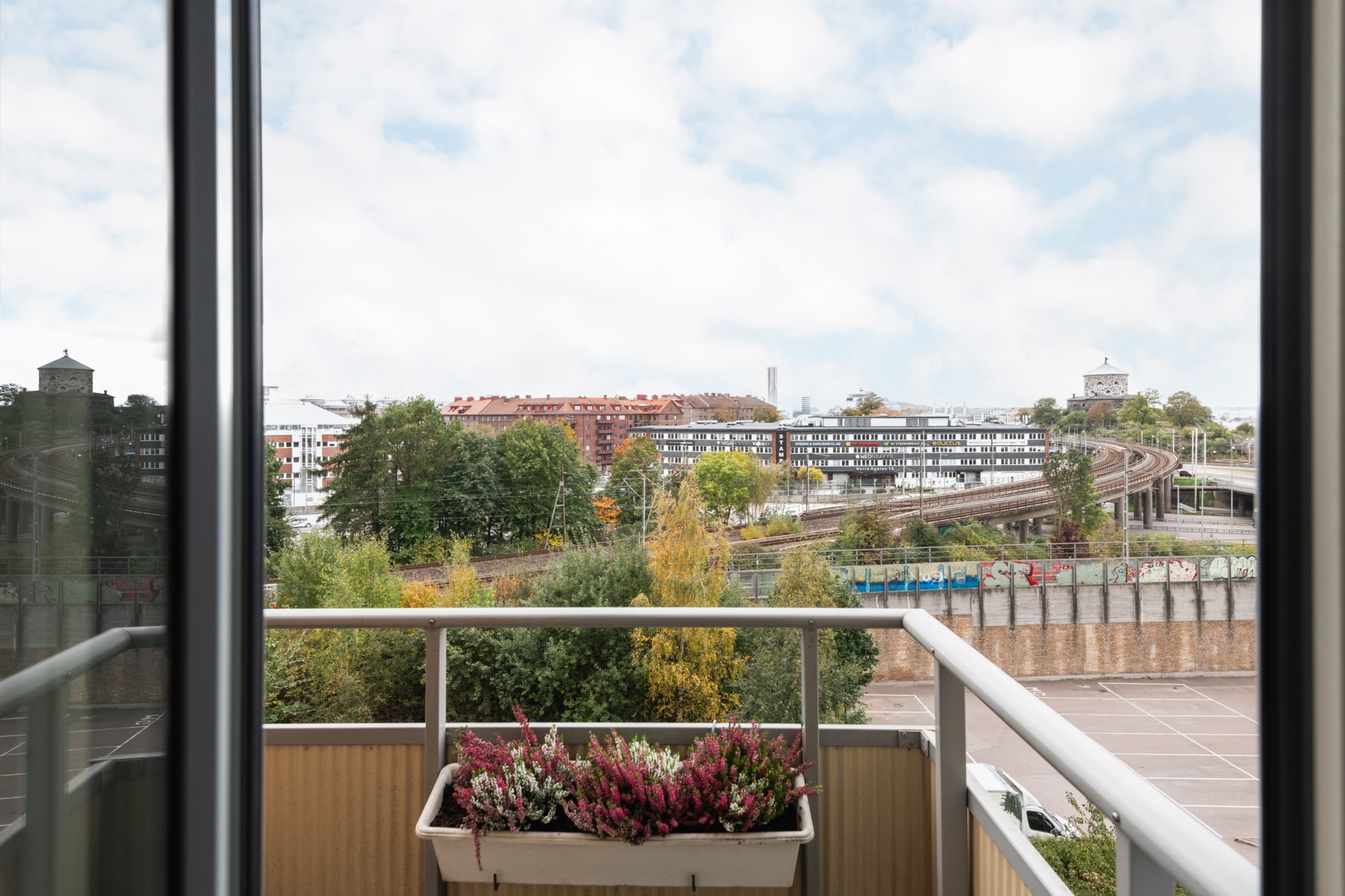 Välkommen ut på balkongen med underbart västerläge!