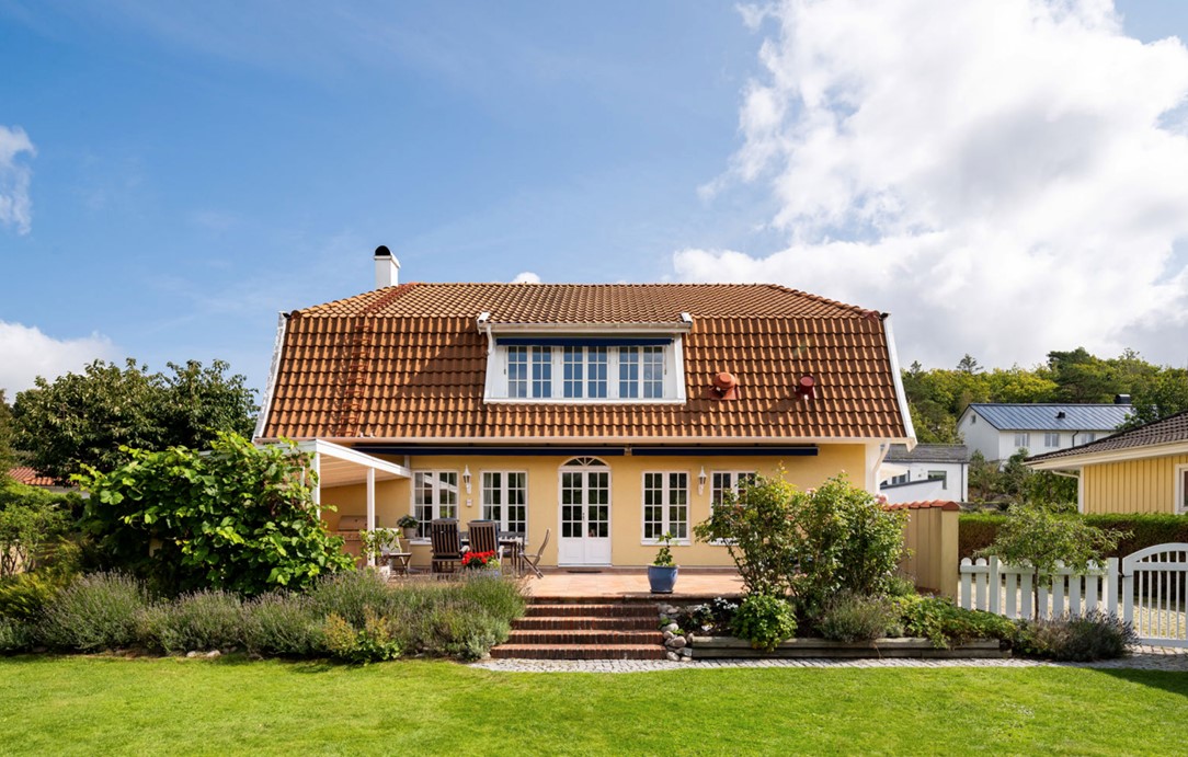 Sommarbild - plats för pool finns på tomten