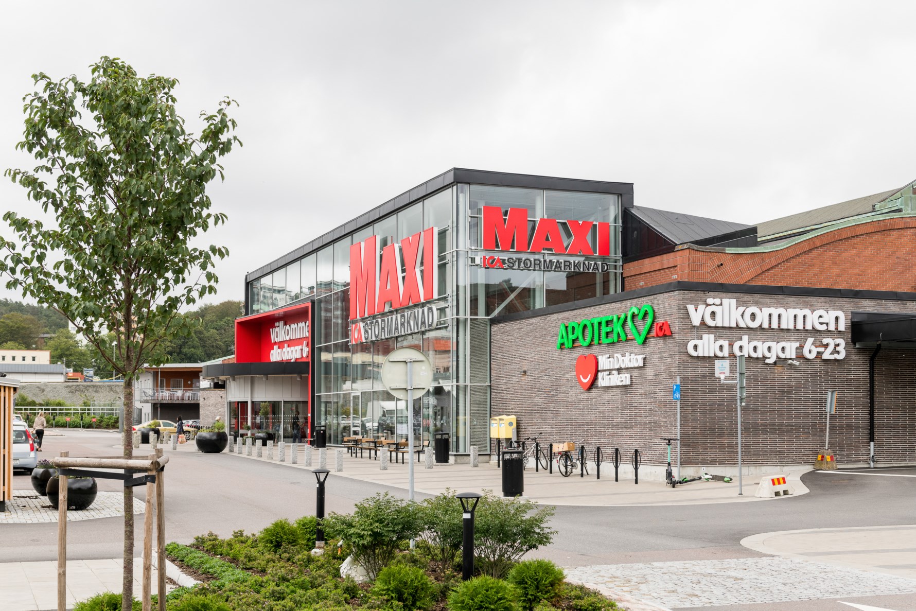 Välsorterade ICA Maxi ligger en kort promenad bort