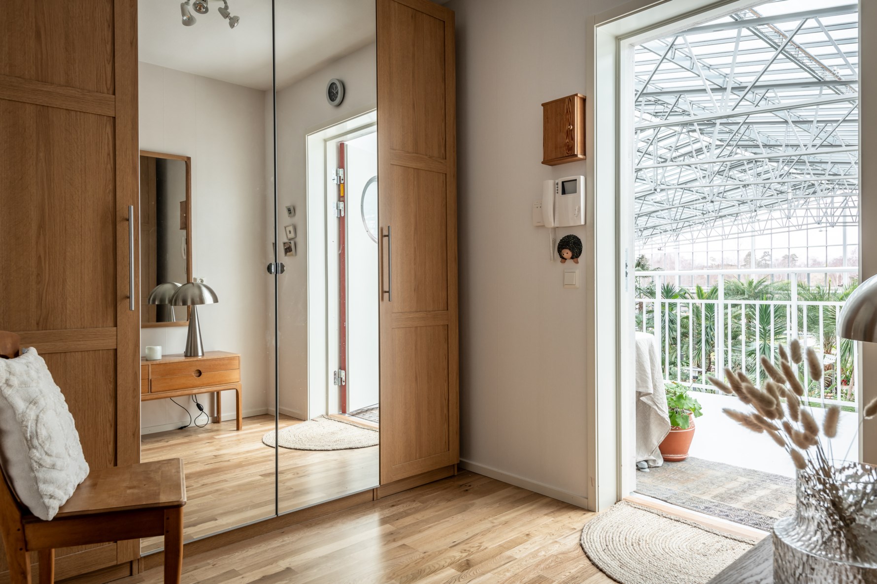 Gott om förvaring både i flertalet garderober och en intilliggande klädkammare