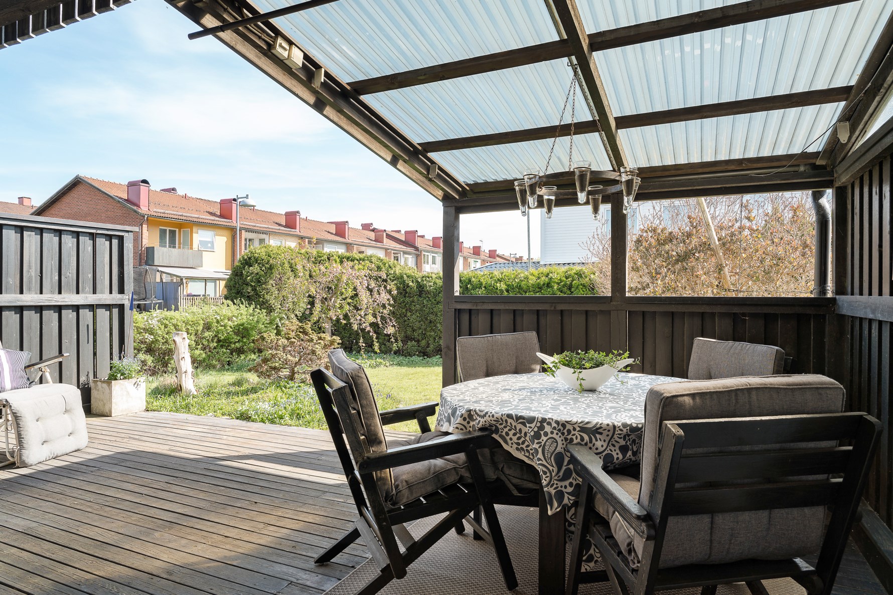 Altan med delvis skydd under tak