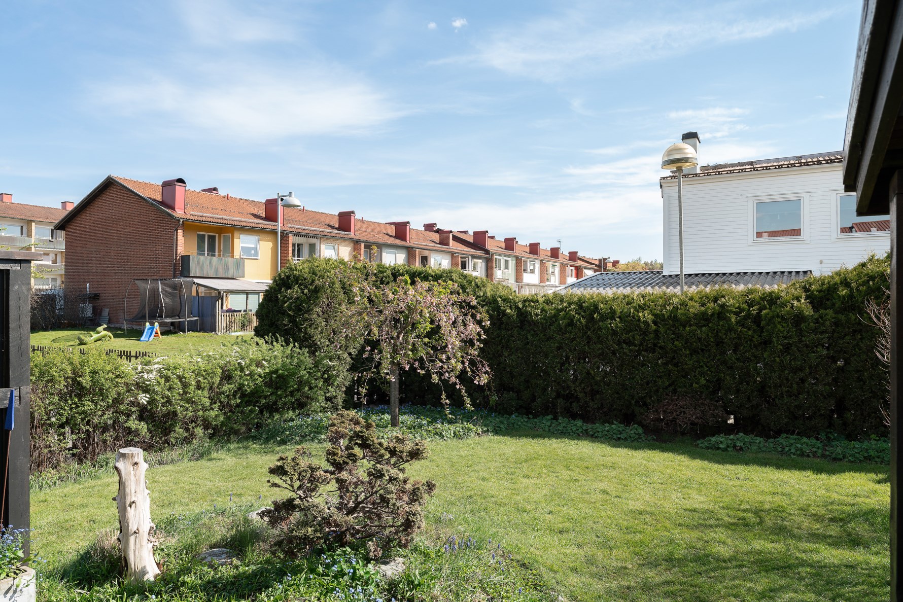 Uppvuxna häckar och fri utsikt mellan huslängorna