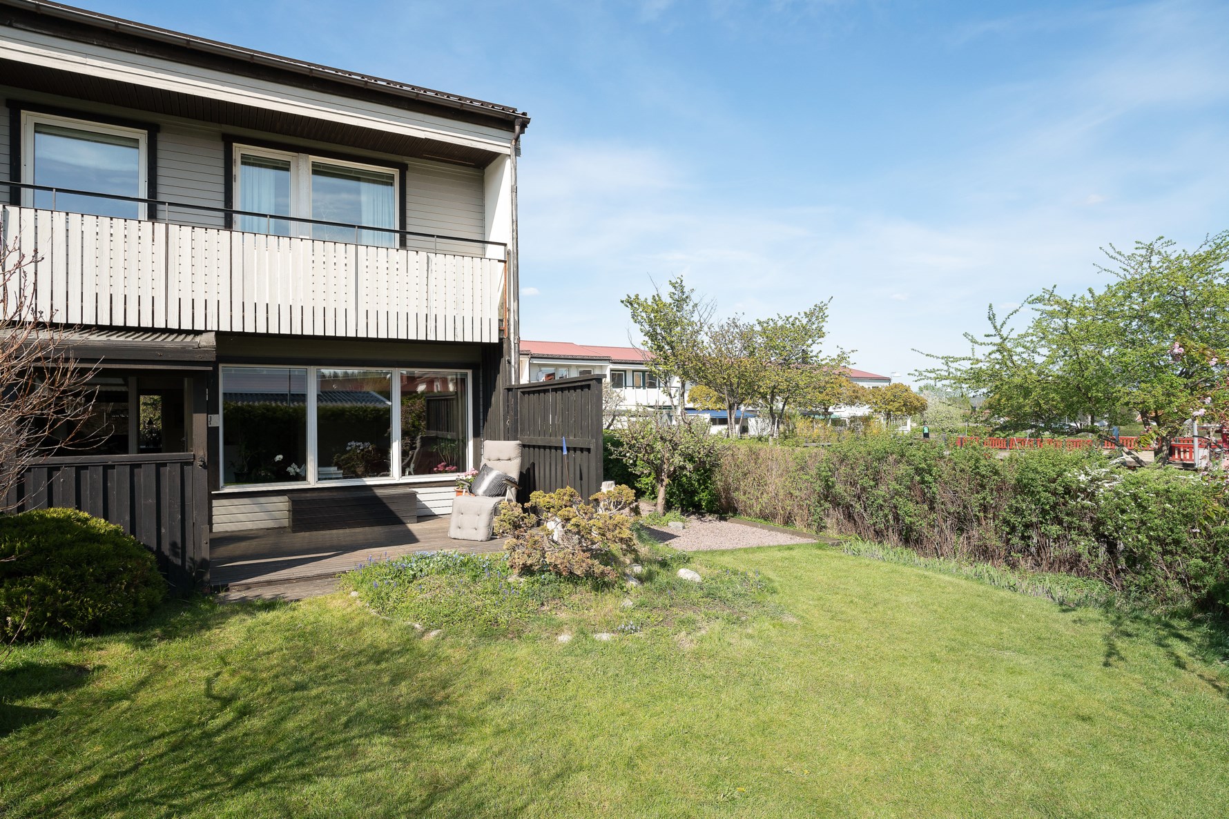 Fint gavelläge med stor tomt och gräsmatta