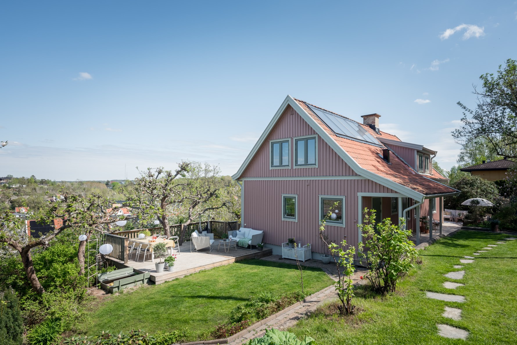 I den härliga trädgården finns fruktträd, bärbuskar och stensättningar