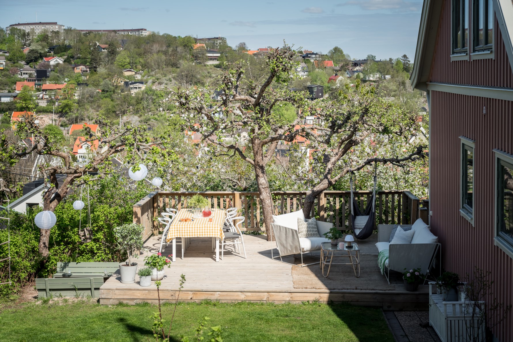 Underbar altan som omfamnas av vackra träd