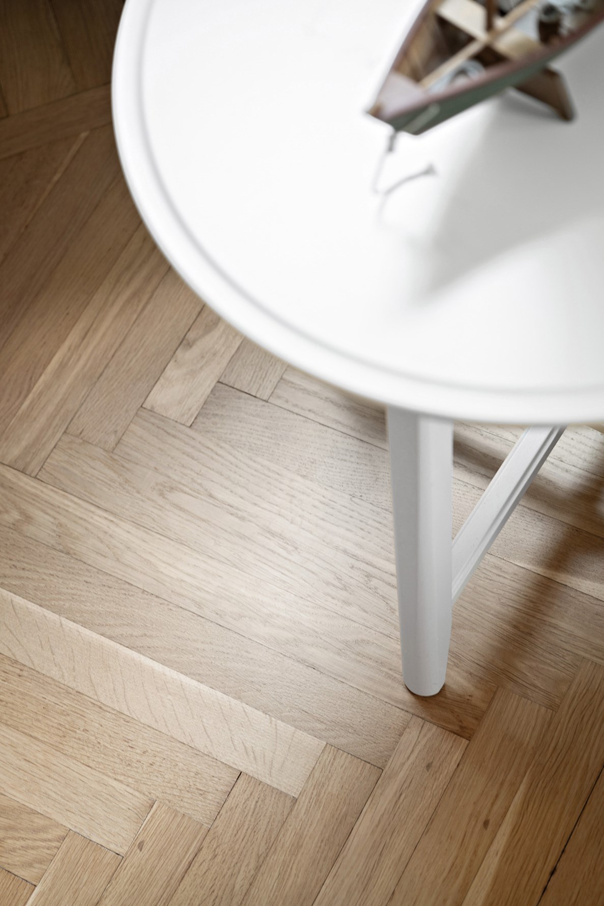 Vacker fiskbensparkett som är nyslipad och lackad