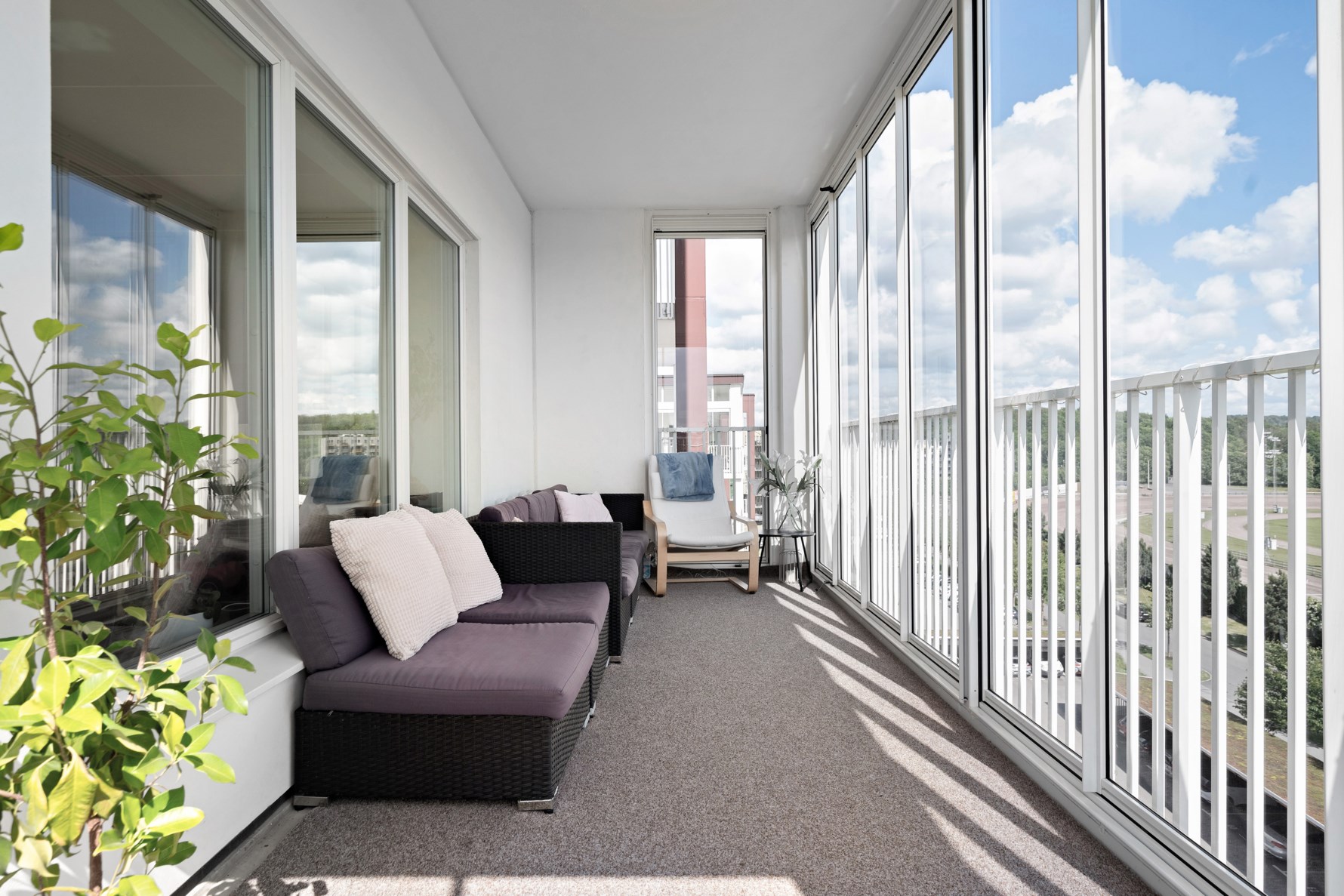 Lägenhetens ena balkong (inglasad)