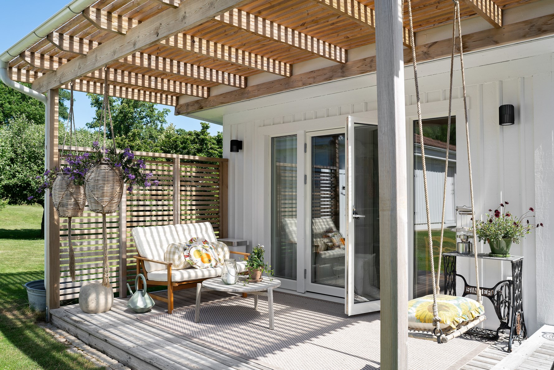 Skyddad uteplats med eftermiddag/kvällssol