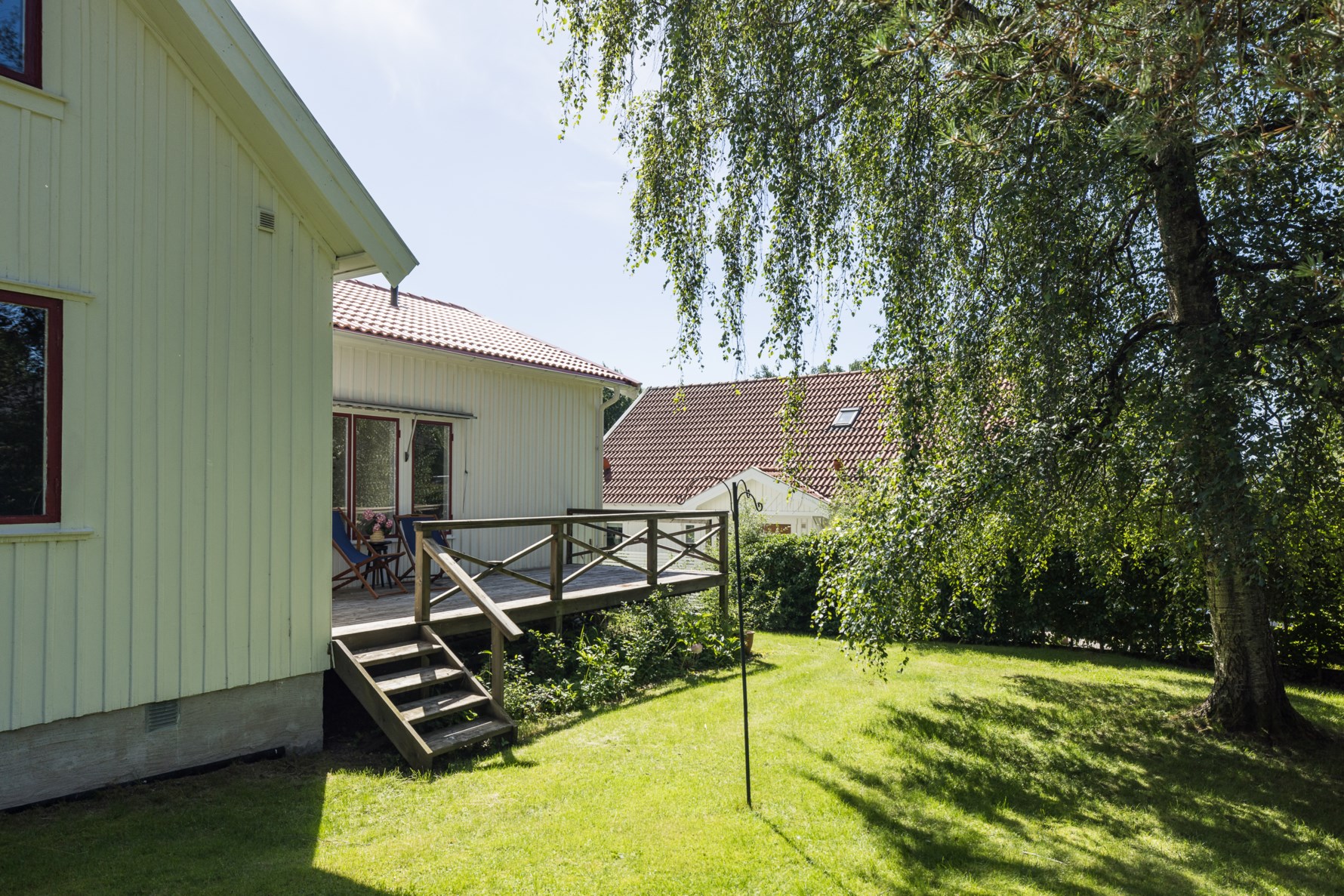 Lummig trädgård och uteplats i sydvästläge