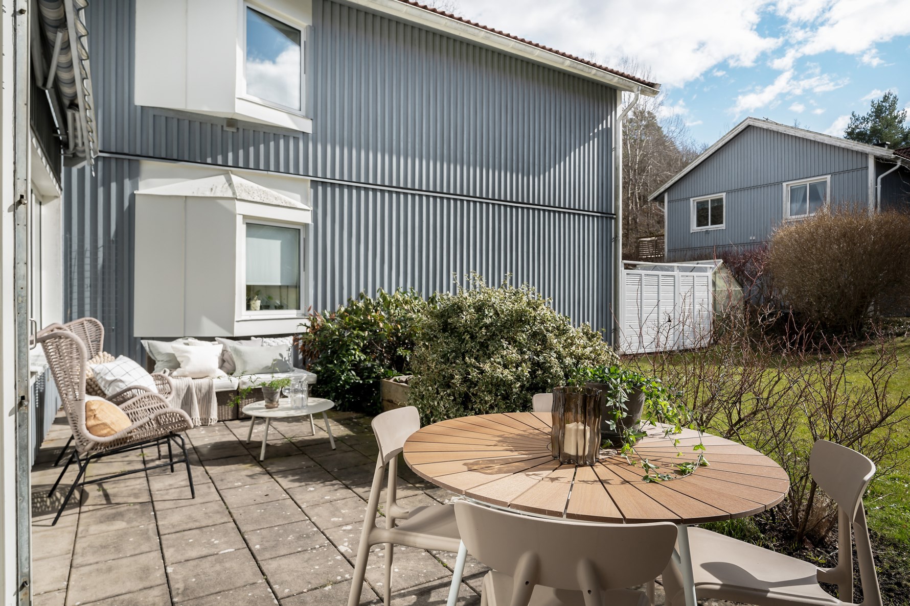 Solig uteplats i söder